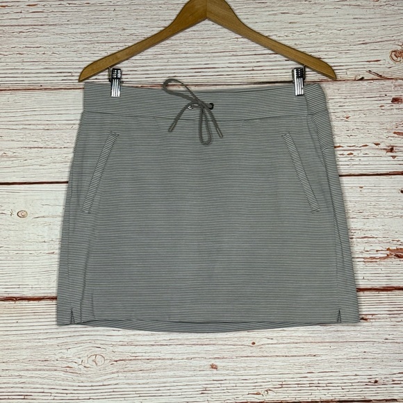 Athleta Modern Metro Striped Gray/White Women's Skort Size M - Picture 5 of 13